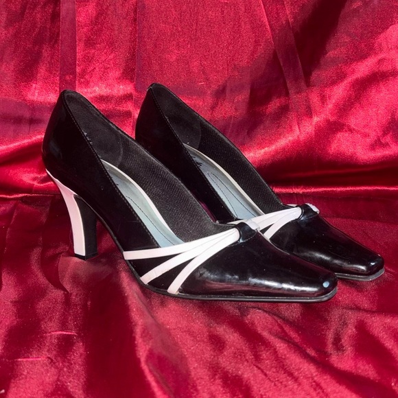 Elegant Black and White Women's Heels - Picture 1 of 3